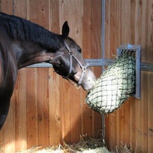 Filet à foin fixé au support de filet à foin