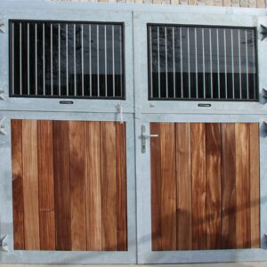 Porte d'écurie avec fenêtre pivotante