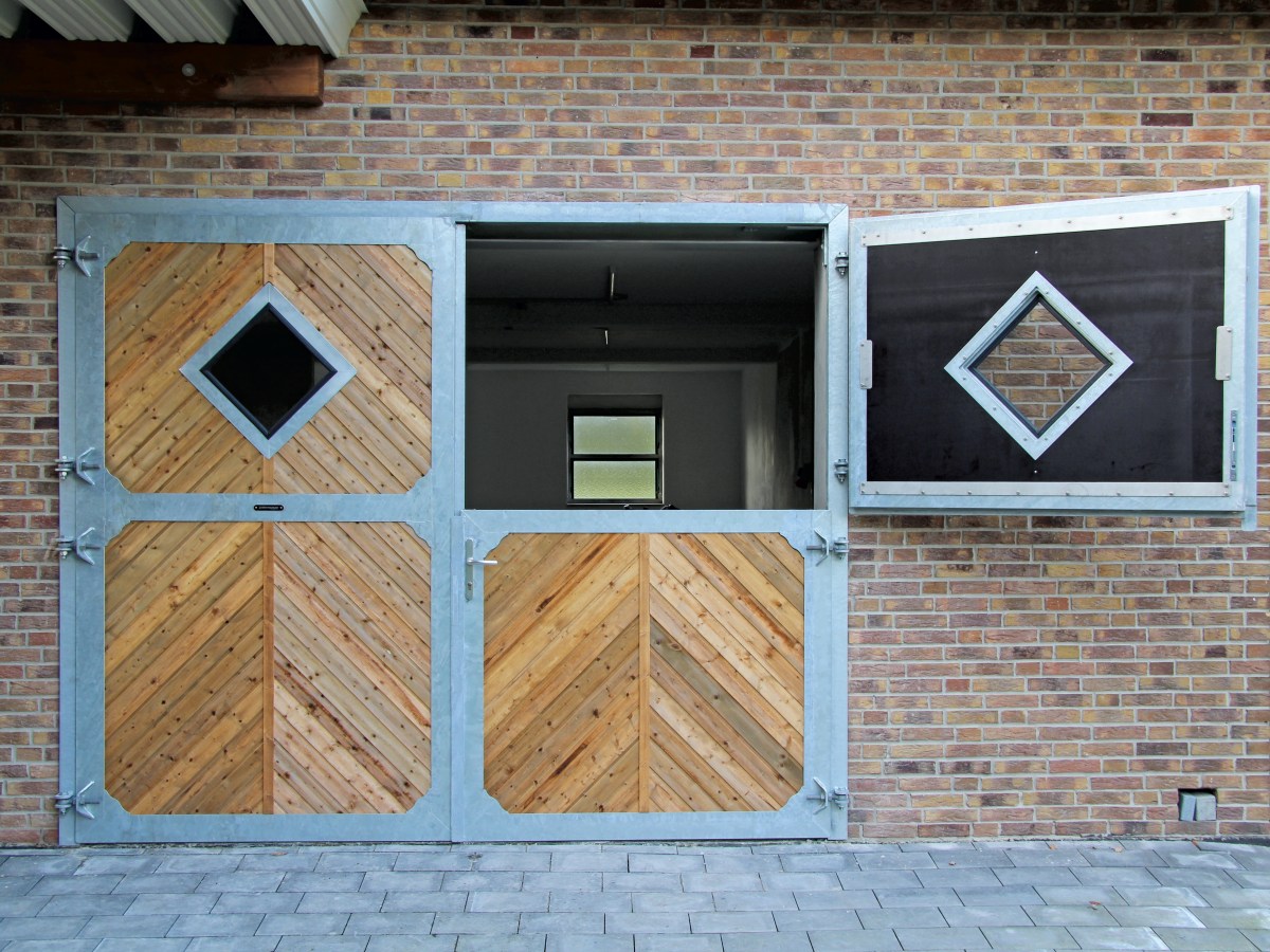 Porte d'écurie aspect chevrons,