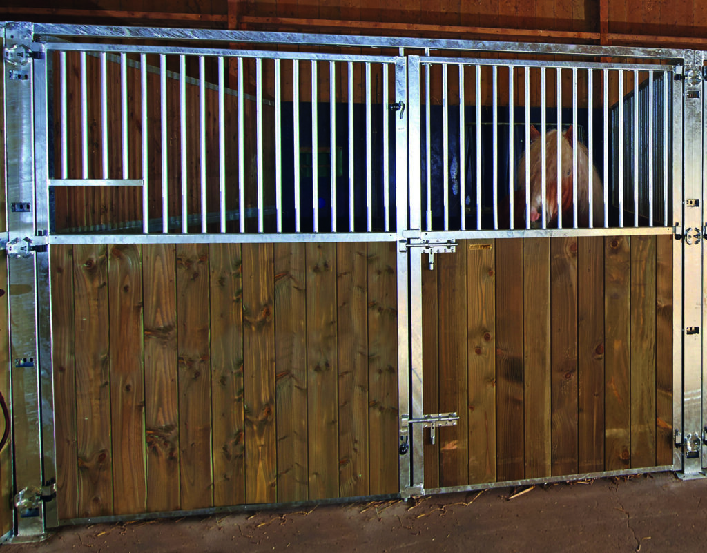 Opendraaiende voorwand met roosters en rooster staldeur