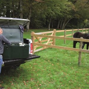 Horizontal zadelkast met metalen handvaten groen